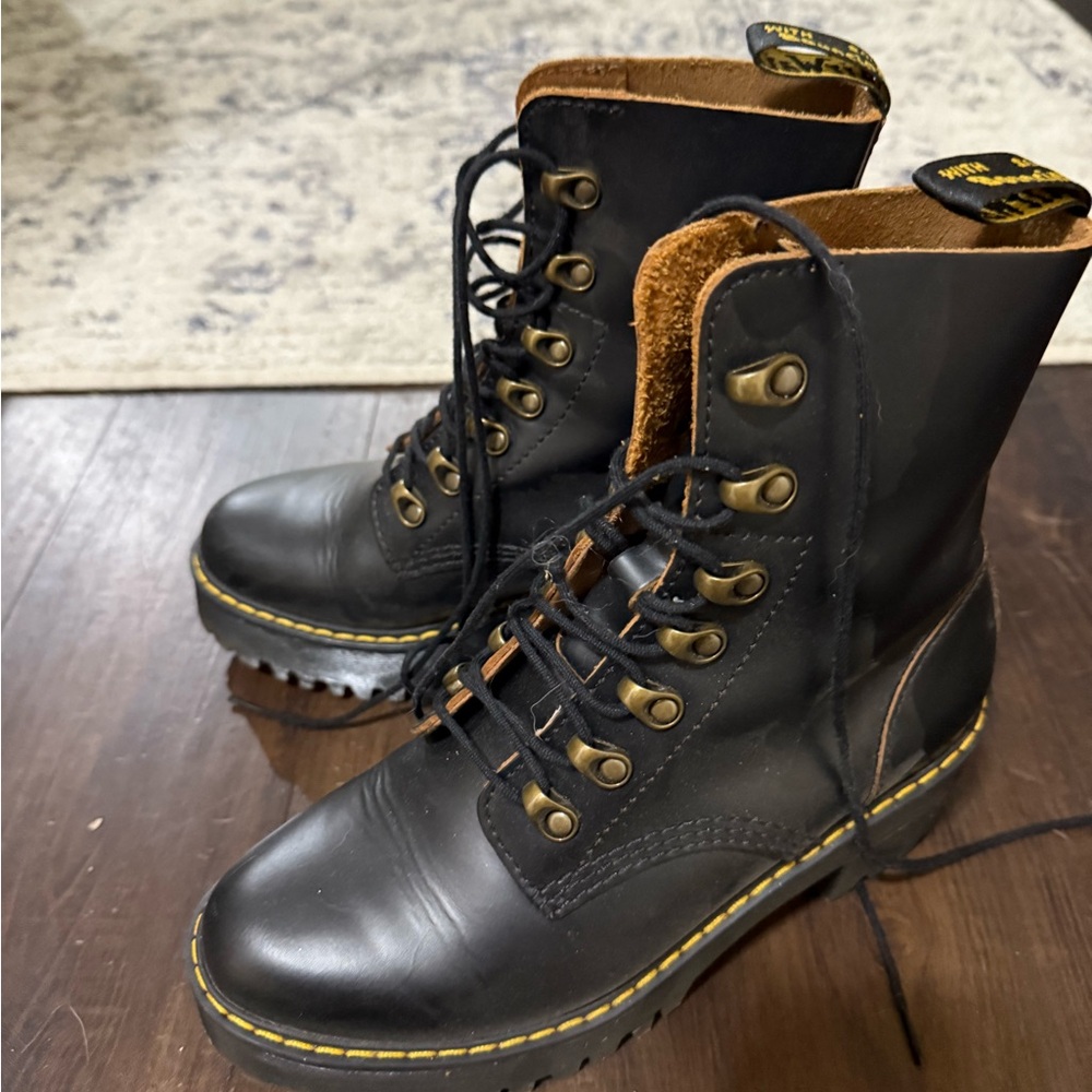 Dr. Martens Made in England Leona